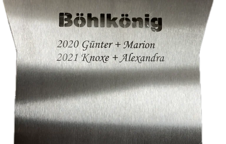 Individuelle Lasergravur auf Edelstahl Krone Hochwertige Lasergravur auf Edelstahlkrone mit den Namen Böhlkönig und Jahreszahlen 2020 und 2021.