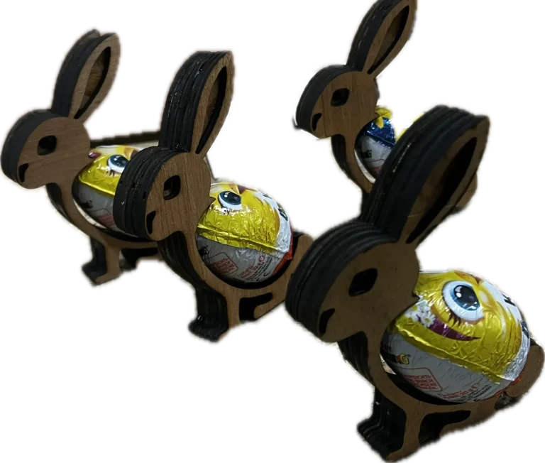 Lasercut aus Holz einzigartige Geschenke Lasercut Vier Hasen aus Holz mit bunten Osterei als Körper.